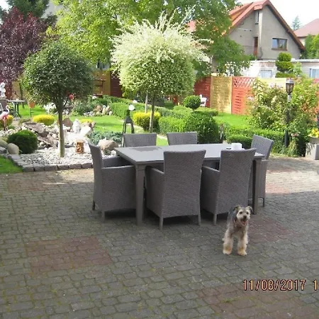 In Mit Grill, Terrasse Und Garten Dom wakacyjny